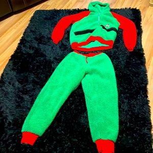 2 piece Red and green set